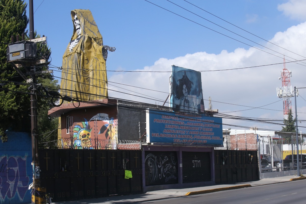 Las personas le piden favores a la Santa Muerte