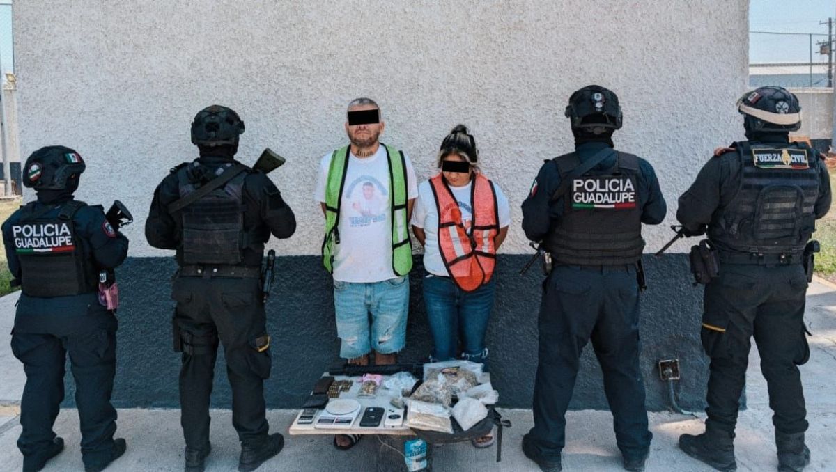 Entre las pertenencias de la pareja, oficiales encontraron un arma larga y dorgas. | Especial
