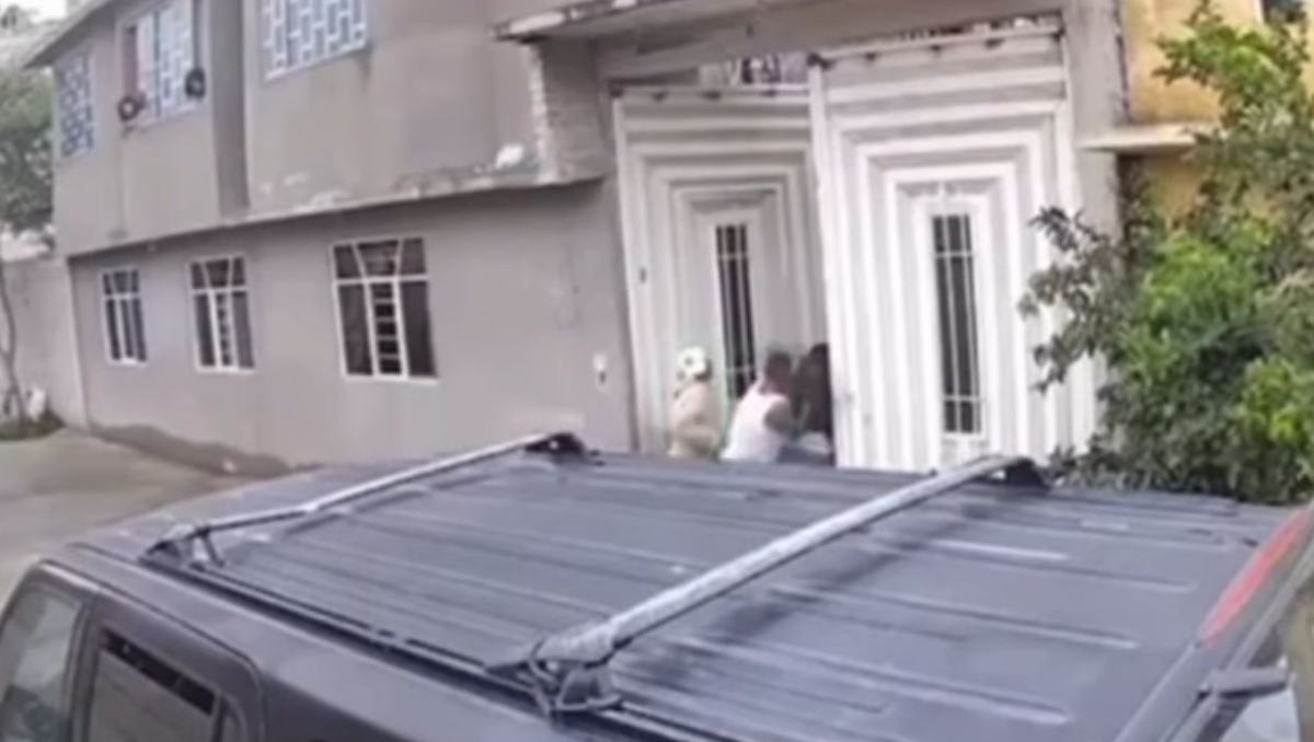 Policía de Chimalhuacán es exhibido en video mientras presuntamente agrede a una familia en el Barrio San Pedro.| Especial