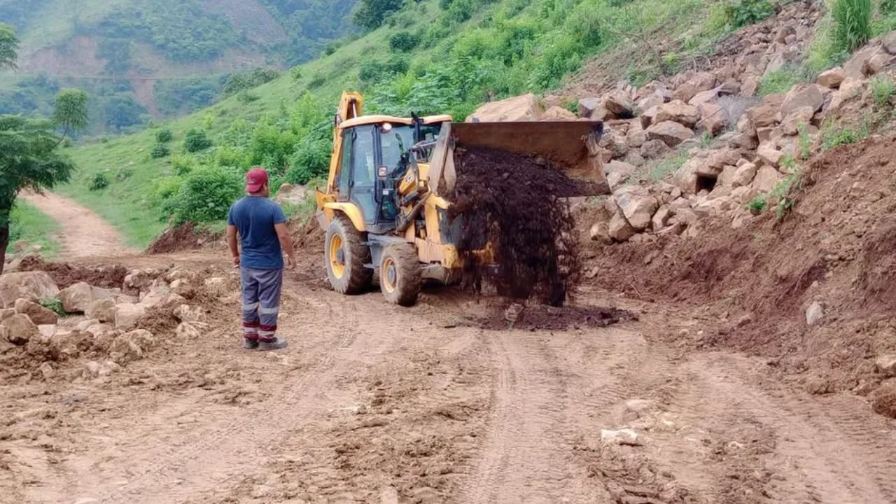 Reportan derrumbes en carreteras y caminos, tras lluvias en Hidalgo
