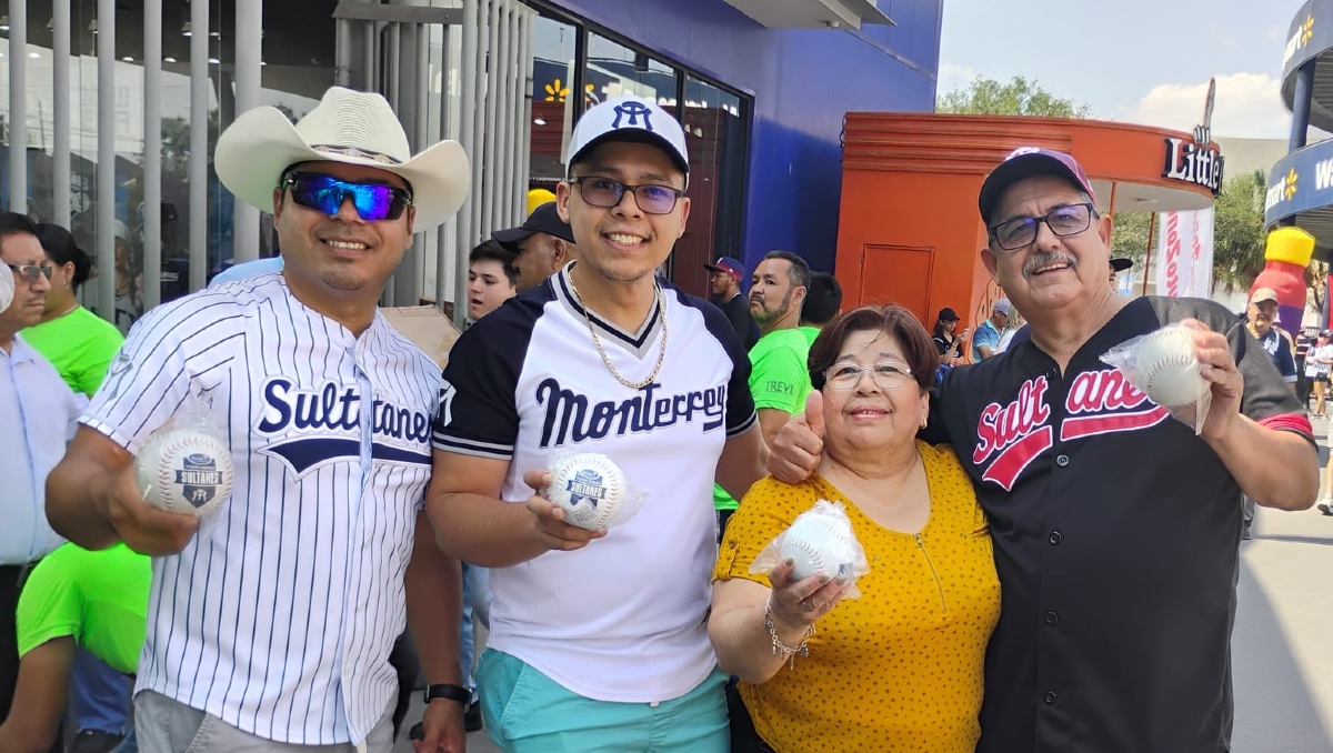 Sultanes de Monterrey regalan pelota conmemorativa a sus aficionados (Tomás López)