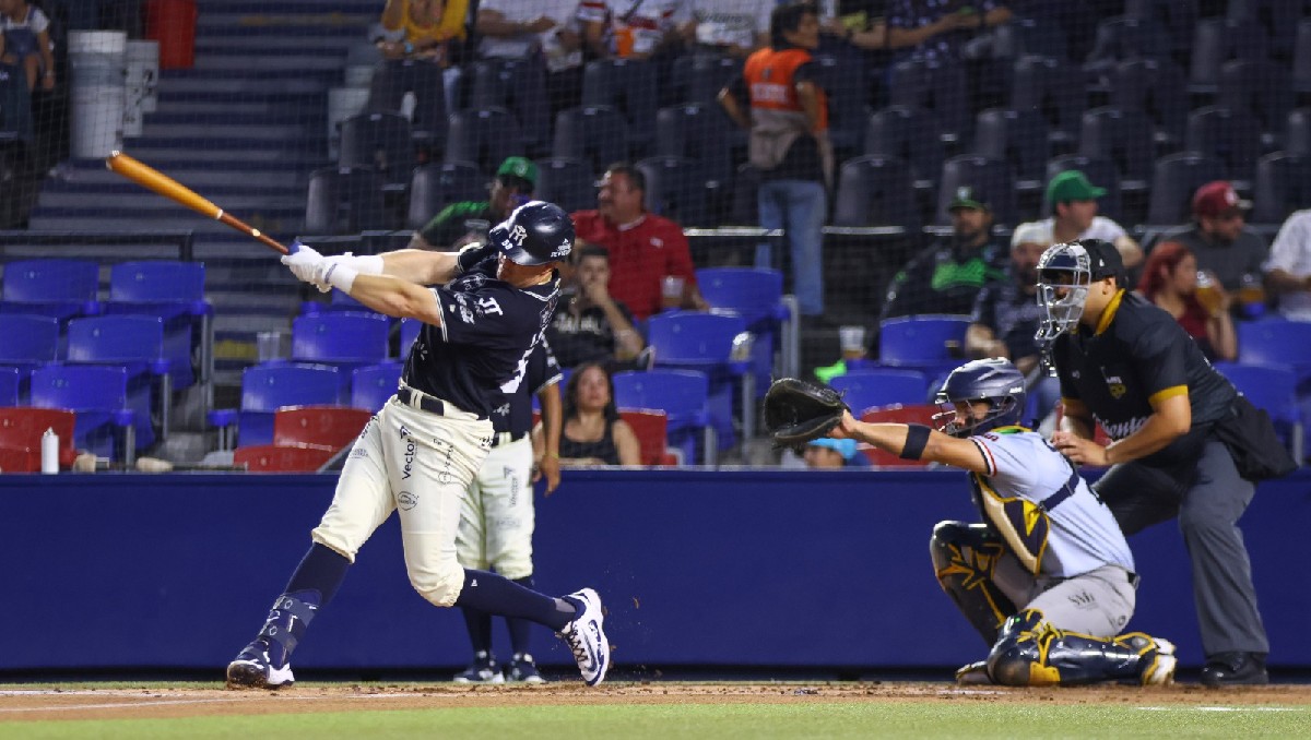 Sultanes remonta a Rieleros en el primer juego de la serie en casa (Roberto Alanís)