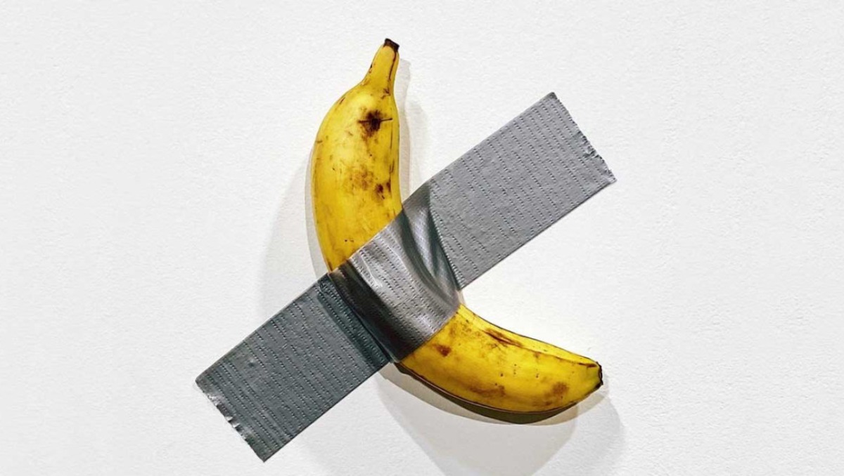 Visitante se come plátano millonario expuesto en un museo en Francia