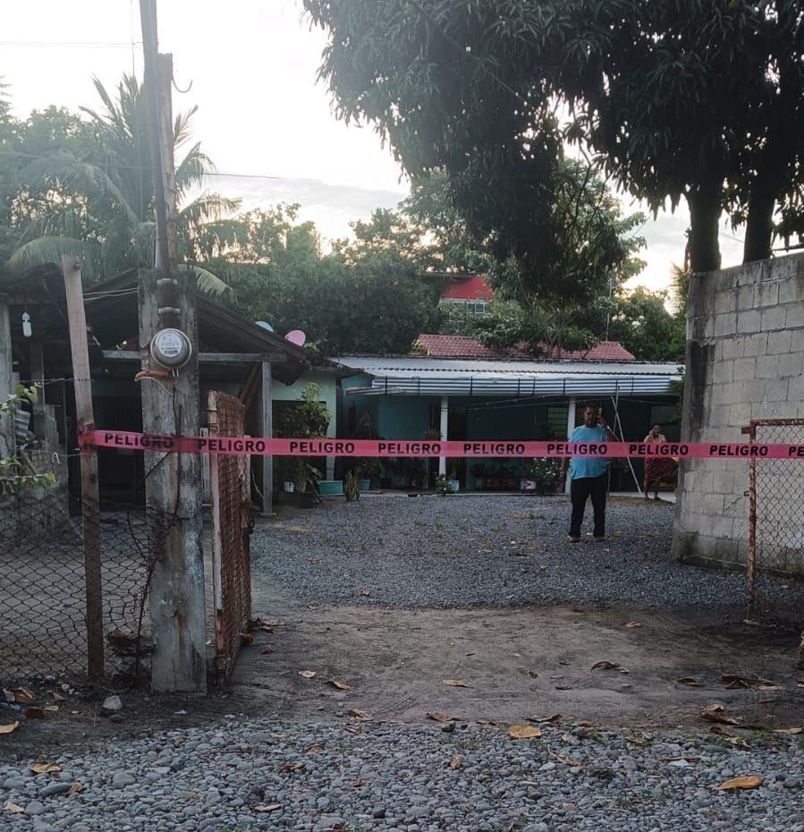 Zona acordonada tras asesinato de adultos mayores en Tlalixcoyan. | Especial
