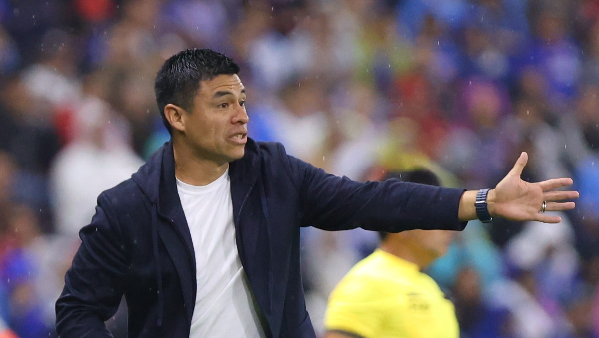 El airado reclamo de Gonzalo Pineda a Luis Enrique Santander que le costó la expulsión (Imago7)