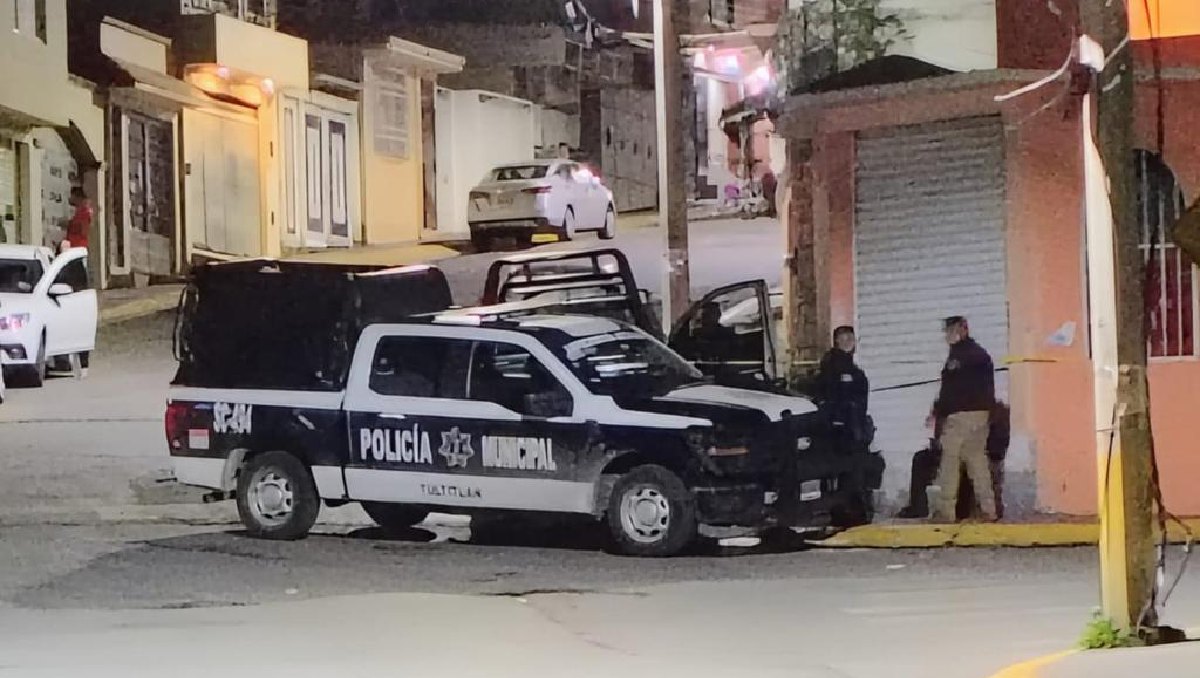 Tras el ataque, la víctima quedó tendida sobre la avenida Real del Bosque. Foto: (Especial)