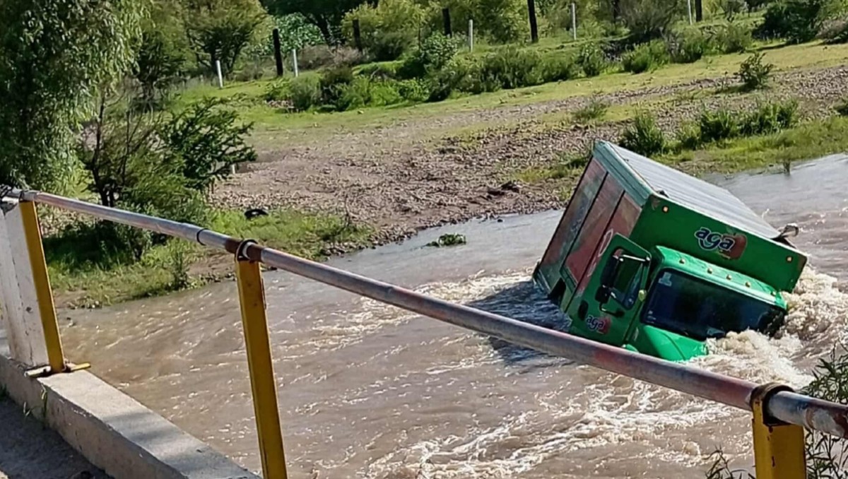 Cae camión al Río Laja | Fotografía: redes sociales 'Jmt Andy VI'