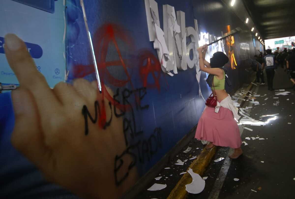 Destrozos en Museo Universitario Arte Contemporáneo (MUAC) (Araceli López)