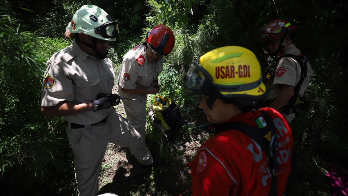 Elementos de Bomberos de Guadalajara rescataron al hombre que cayó varios metros (Foto: Cortesía)