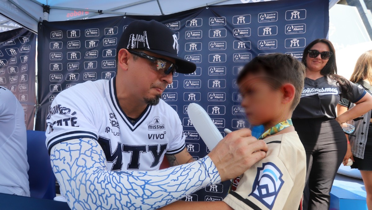 Jugadores conviven con aficionados de Sultanes de Monterrey (Roberto Alanís)