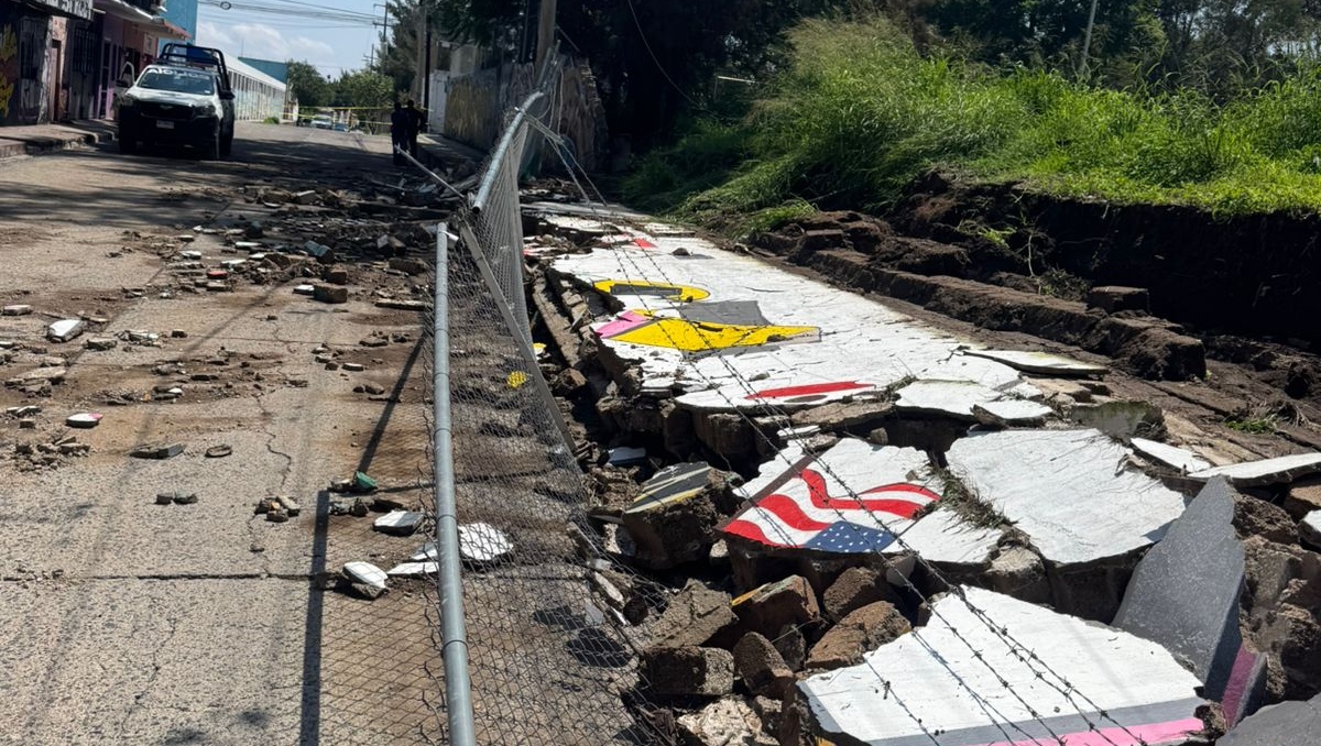 Una patrulla vigila la escuela que se quedó sin barda en Tlaquepaque (Foto: Diana Barajas)