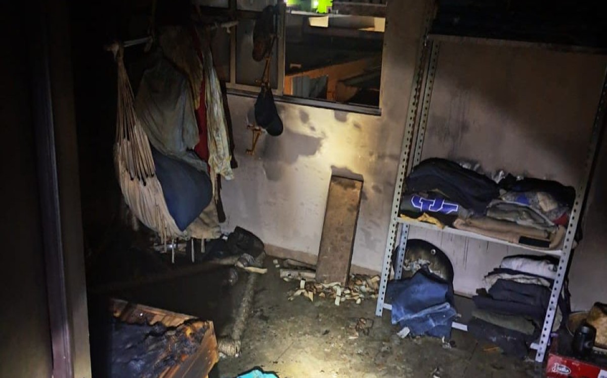 Los vecinos ayudaron a controlar el fuego antes de que llegaran los Bomberos. l Especial