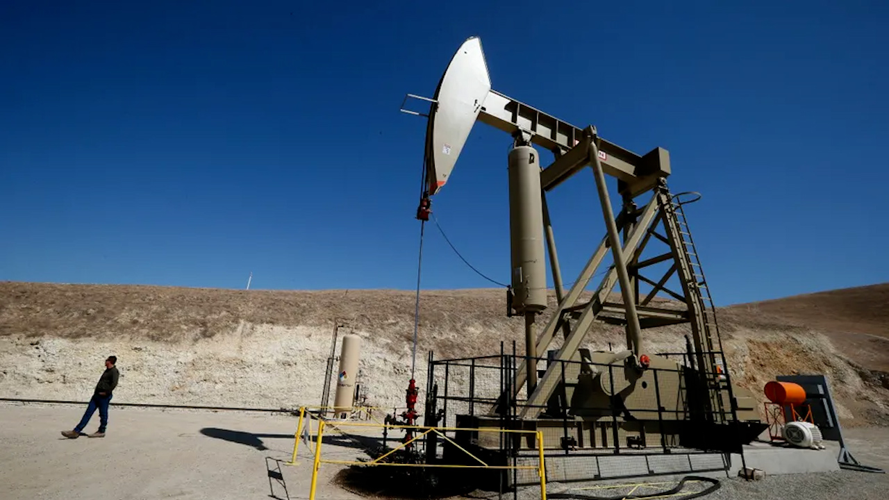 Bajan precios del petróleo, pero persiste incertidumbre por aranceles de Trump