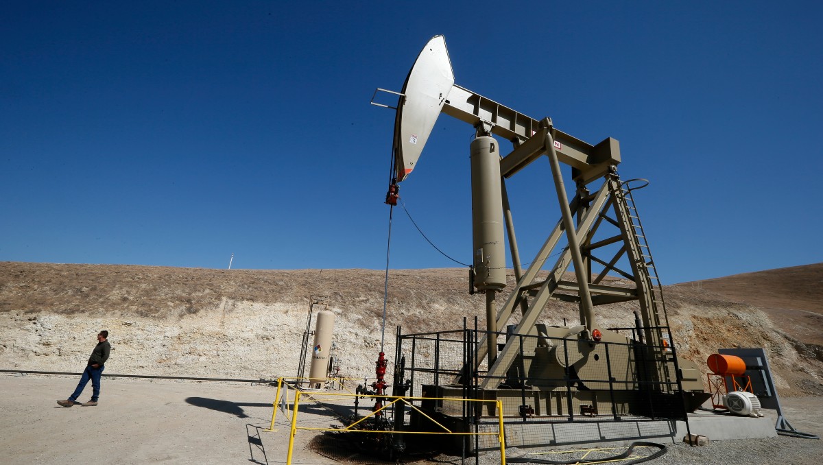 Un balancín petrolero saca crudo a la superficie en el Monterey Shale, California, Estados Unidos. Reuters