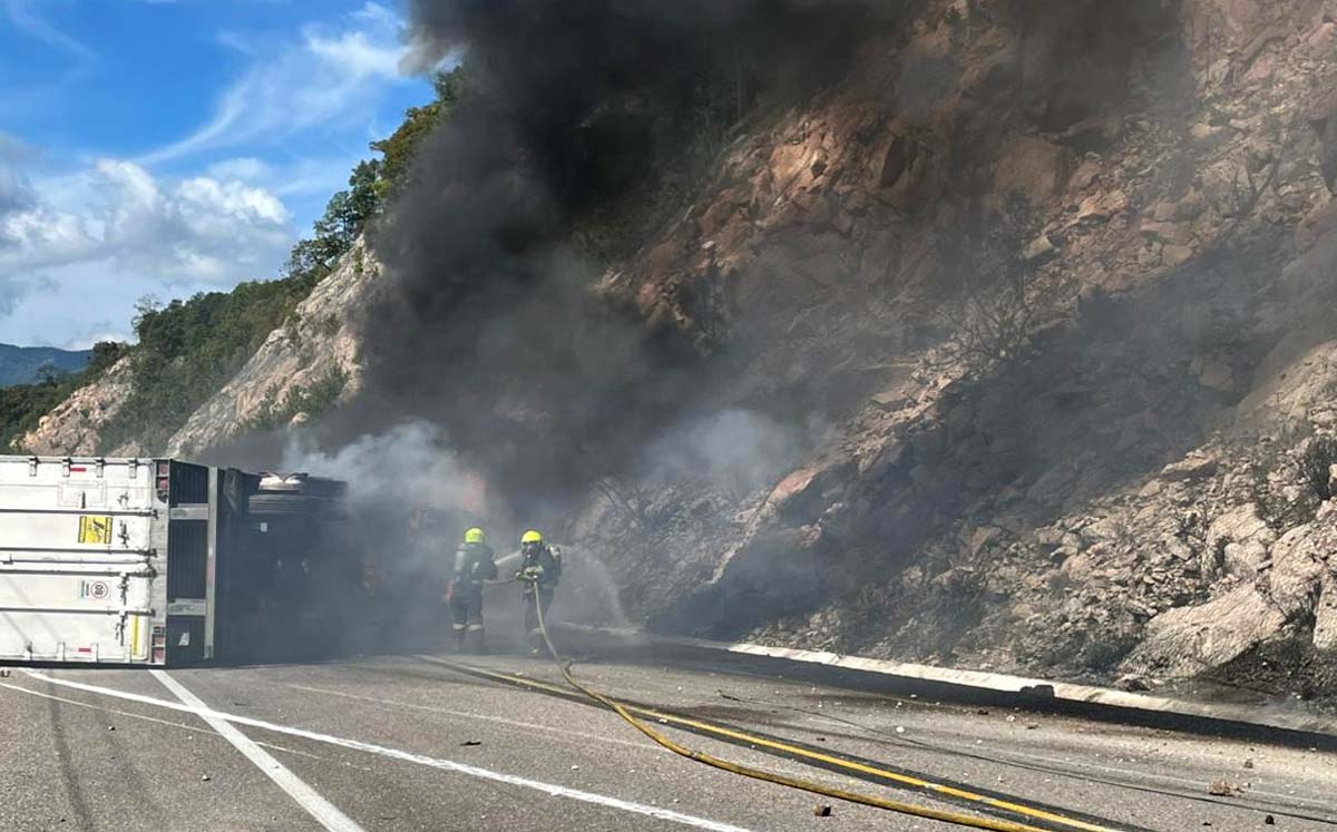 Cierran supercarretera Durango-Mazatlán por volcadura de tráiler. l Especial