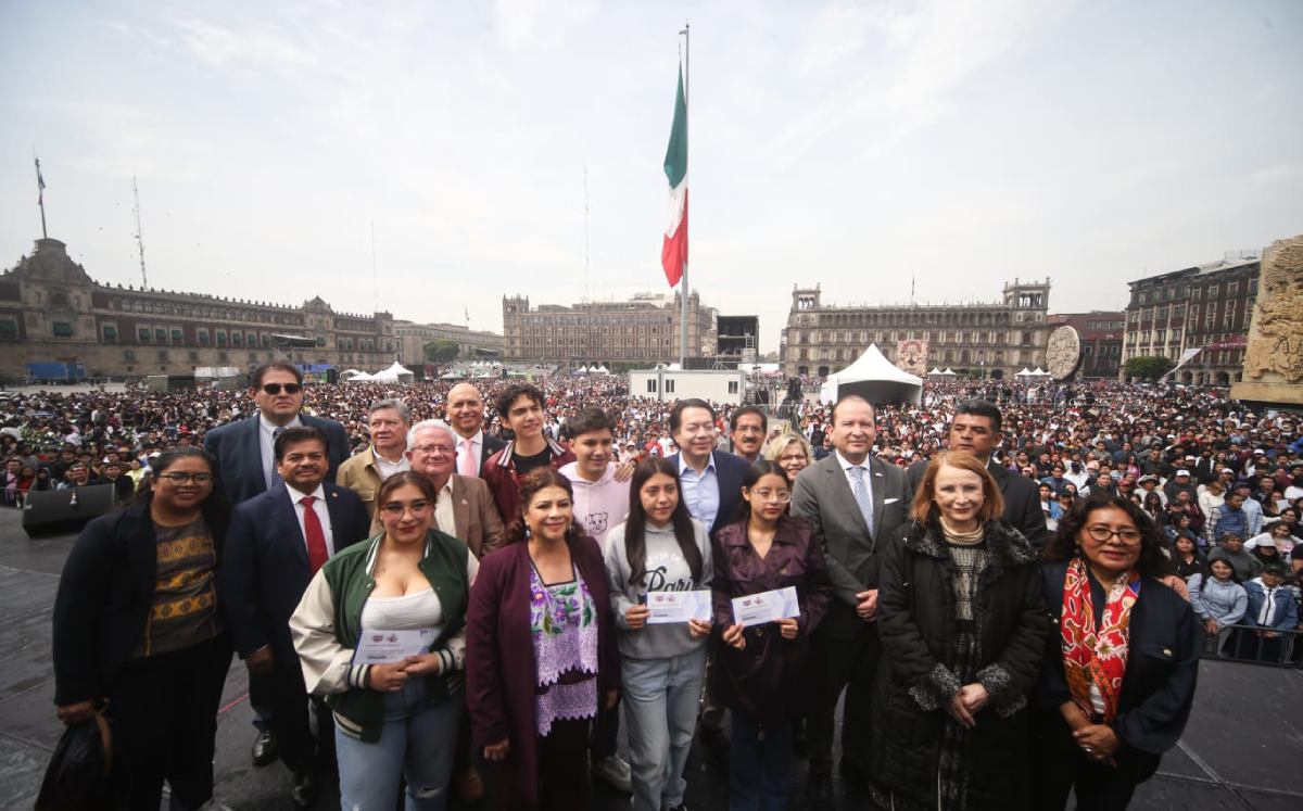 Clara Brigada durante la entrega de becas de transporte a jóvenes en la Plaza de la Constitución. | Araceli López