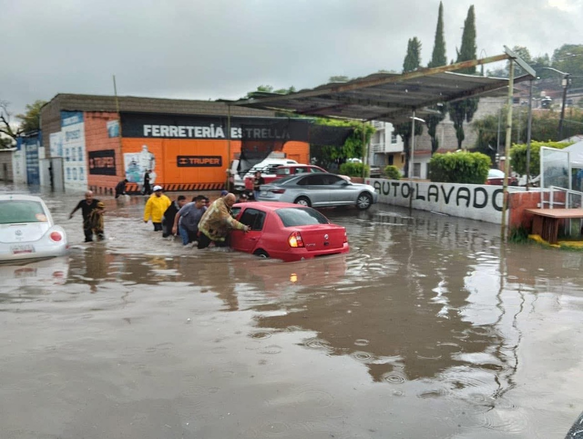 Conductores quedaron atrapados por la acumulación de agua tras la tormenta en Tepeji del Río.