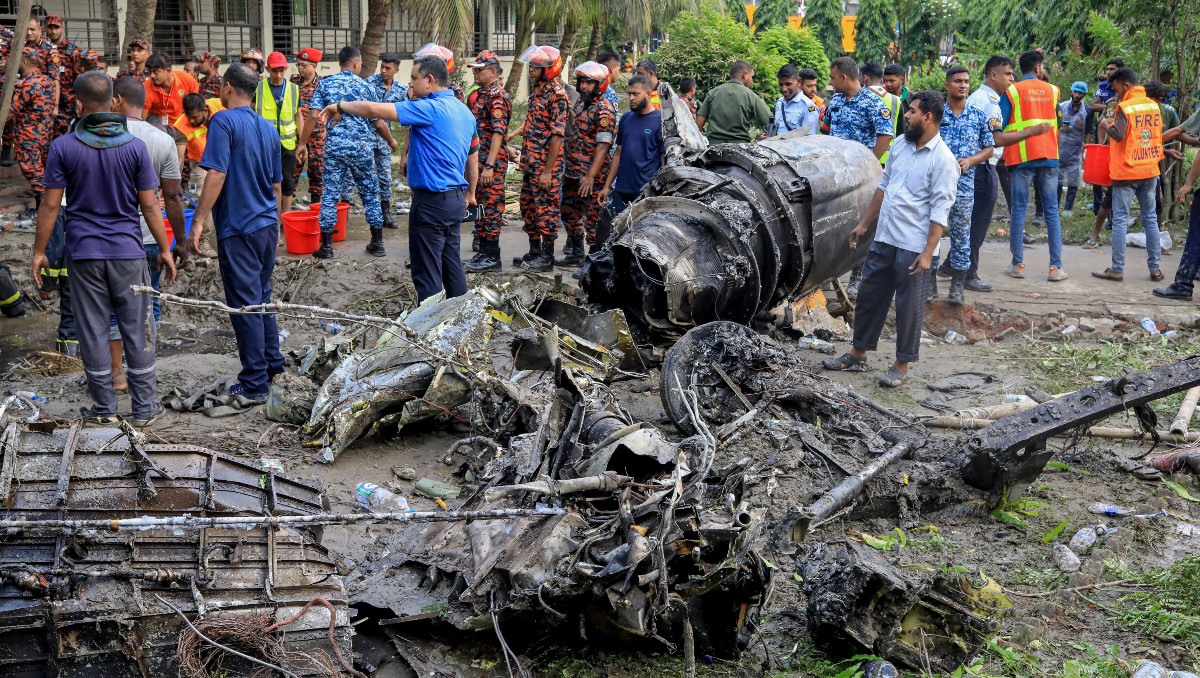 El avión quedó destrozado tras el impacto. | AFP