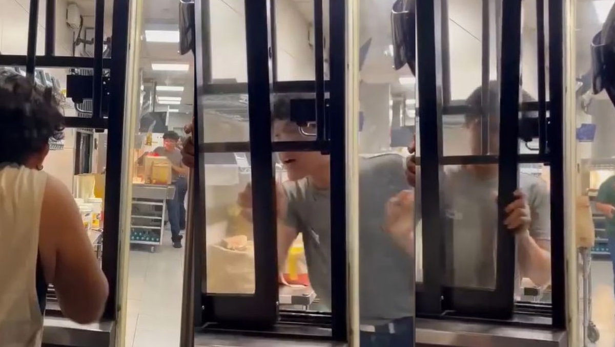 Empleado de McDonald's sufre humillación en sucursal | ESPECIAL
