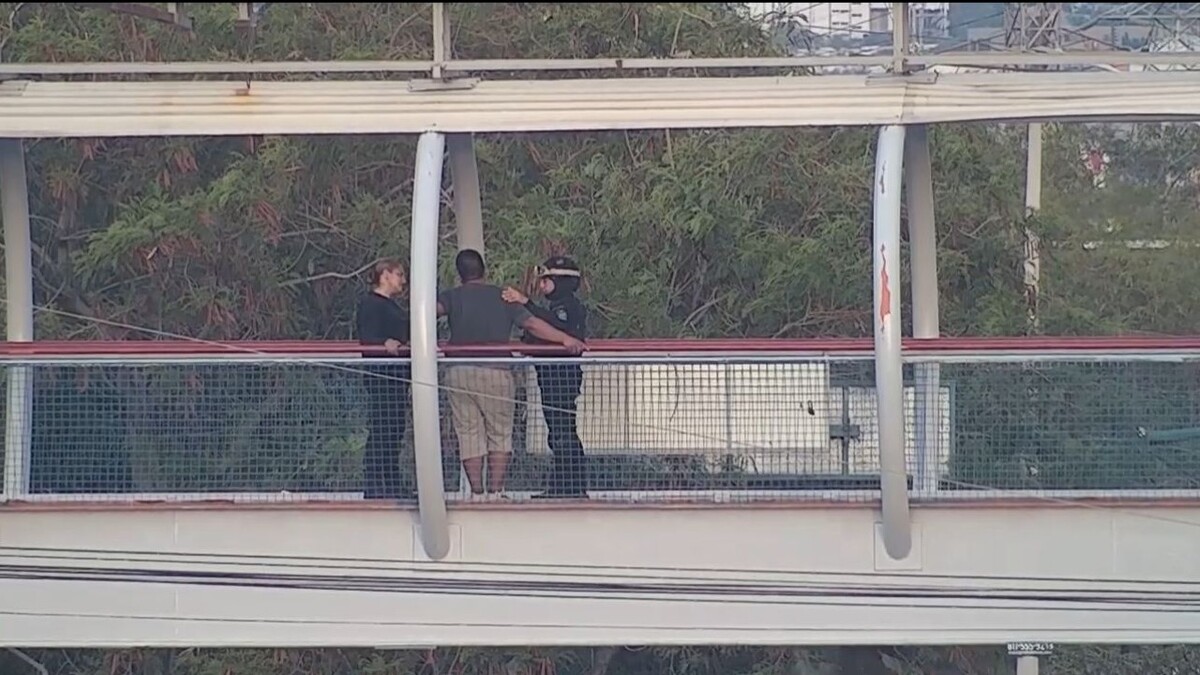 Las dos mujeres policías evitaron que un hombre se lanzara al vacío desde un puente peatonal. Foto: Especial