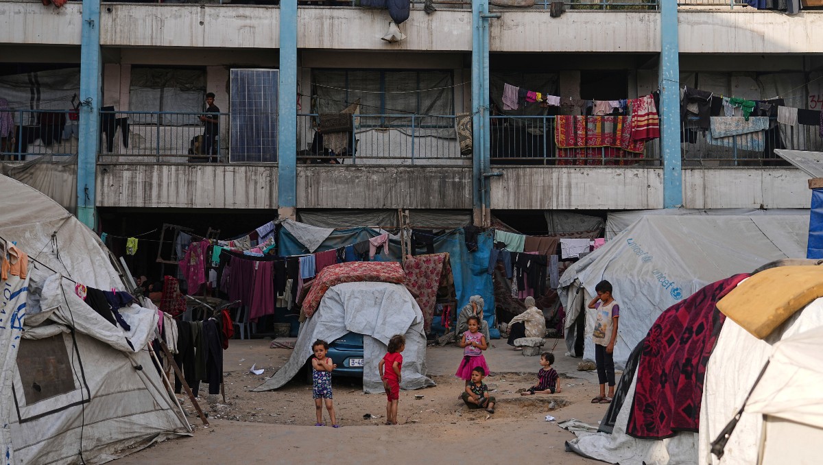 Palestinos desplazados viven en una escuela gestionada por UNRWA, una agencia de Naciones Unidas, en Ciudad de Gaza. AP