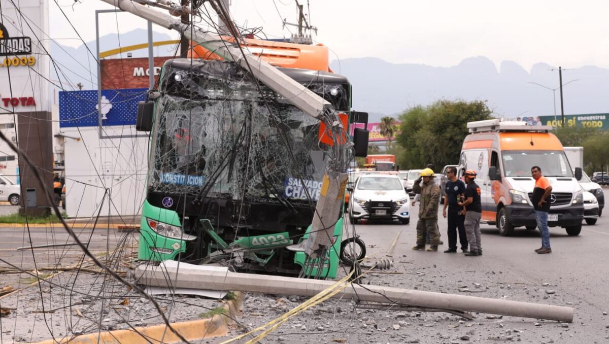 La unidad de la Ruta Tierra Propia se impactó contra un poste en Guadalupe | Luis Guerra.