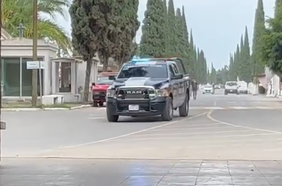 Autoridades entraron al panteón para retirar el cuerpo de la mujer. (Especial)