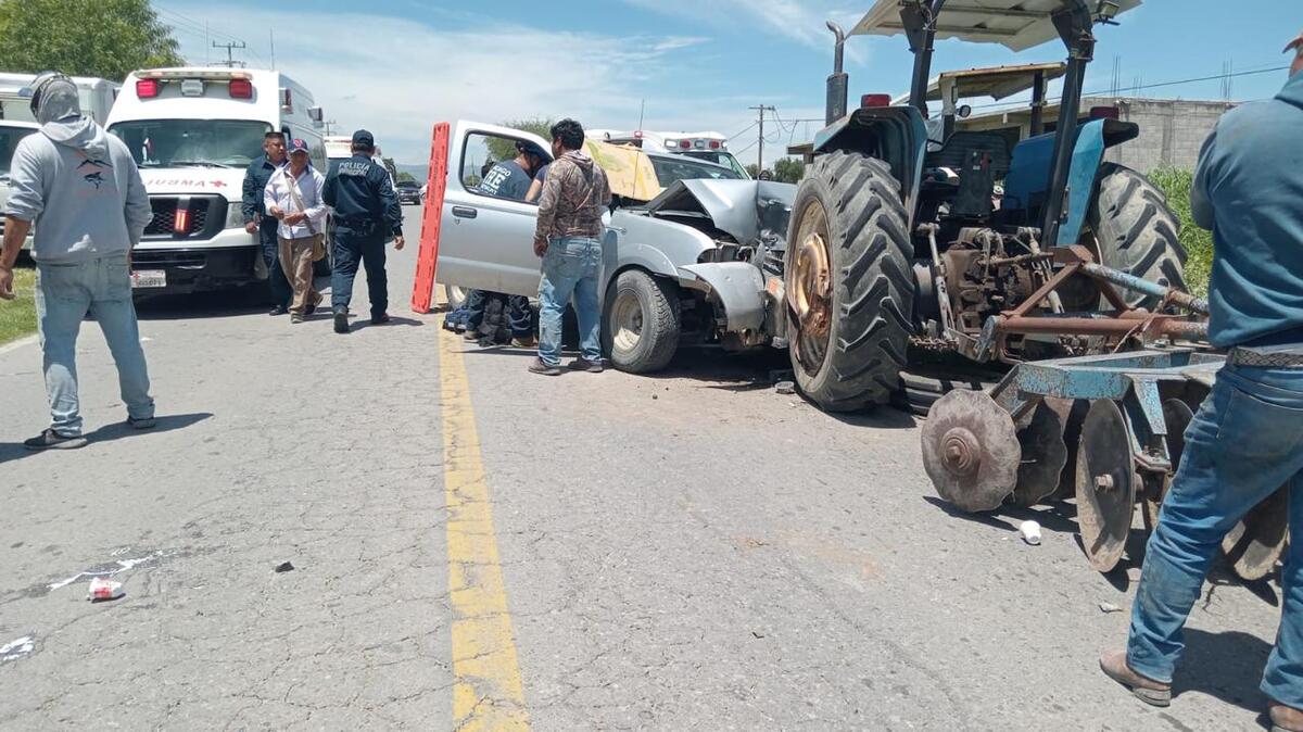 Camioneta con placas de Florida terminó impactada contra un tractor agrícola en Hidalgo.