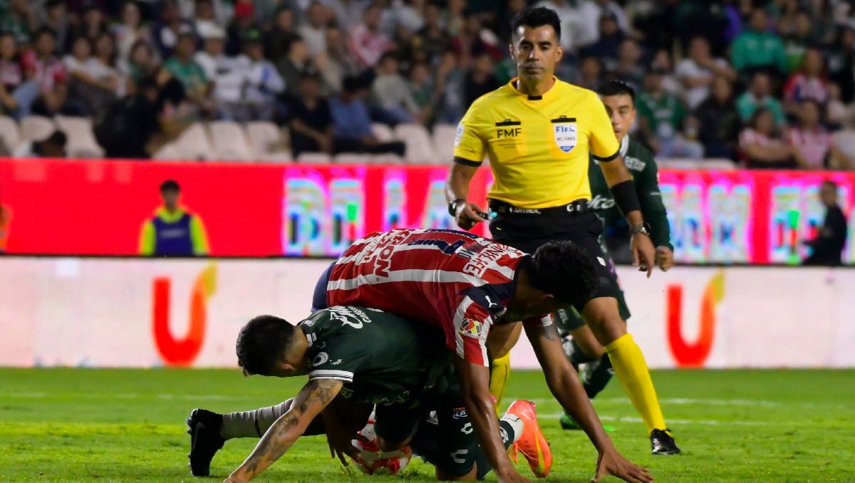 Comisión de Arbitros criticó al VAR por decisión arbitral en León vs Chivas (Imago7)