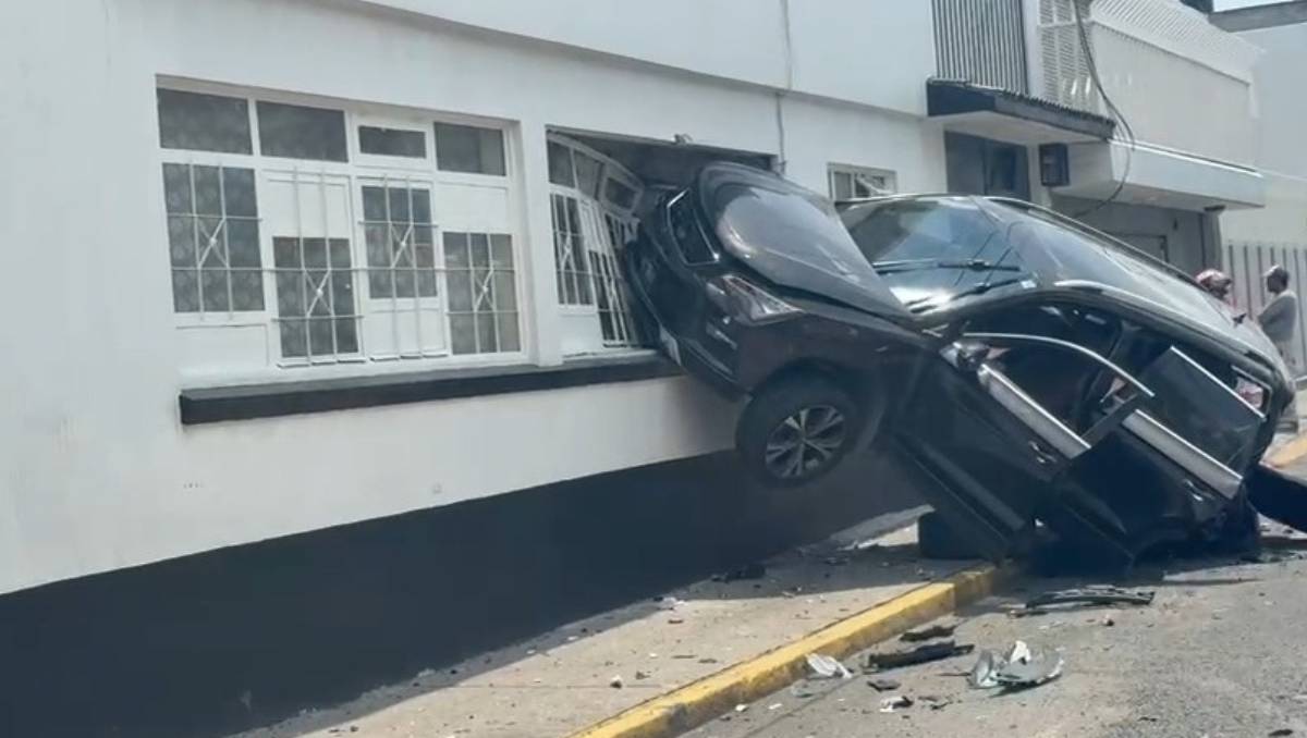 Conductora de una camioneta perdiera el control y se proyectara directamente contra la fachada de un domicilio.| Especial