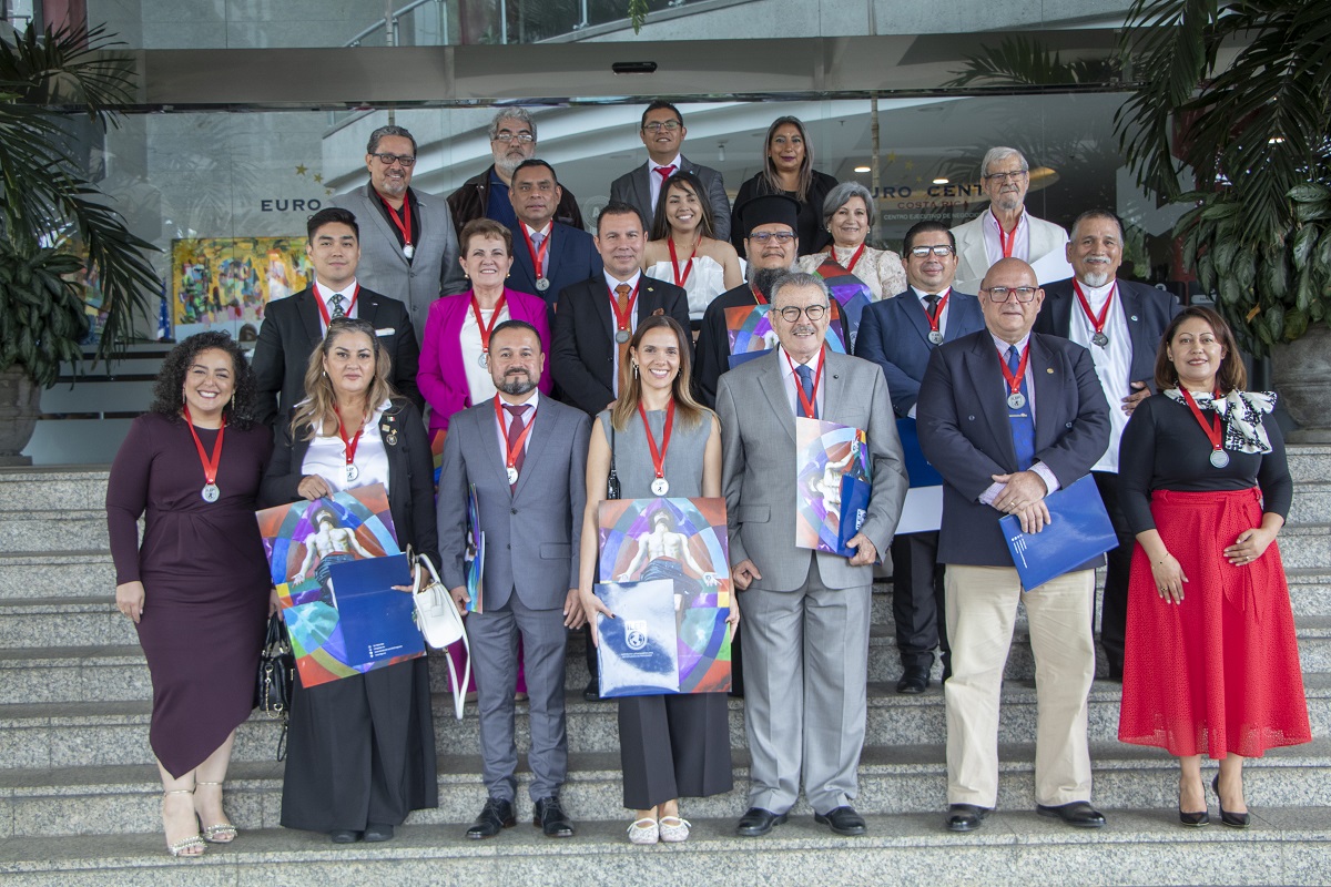 En este encuentro, 18 personalidades de Costa Rica, Perú y México fueron galardonadas. (Cortesía)
