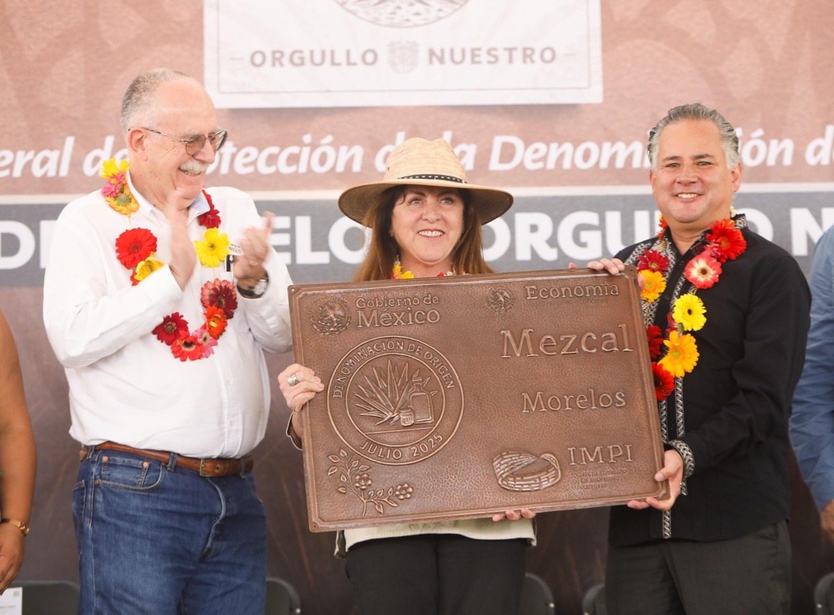 Entrega oficial de la placa de Denominación de Origen del Mezcal a la gobernadora Margarita González Saravia.