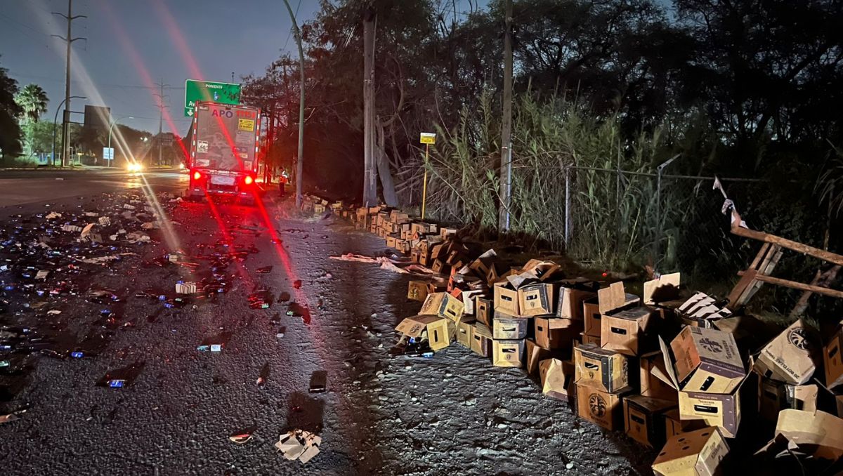 Los envases y cajas de cerveza quedaron esparcidos en el asfalto. Susana Paredes