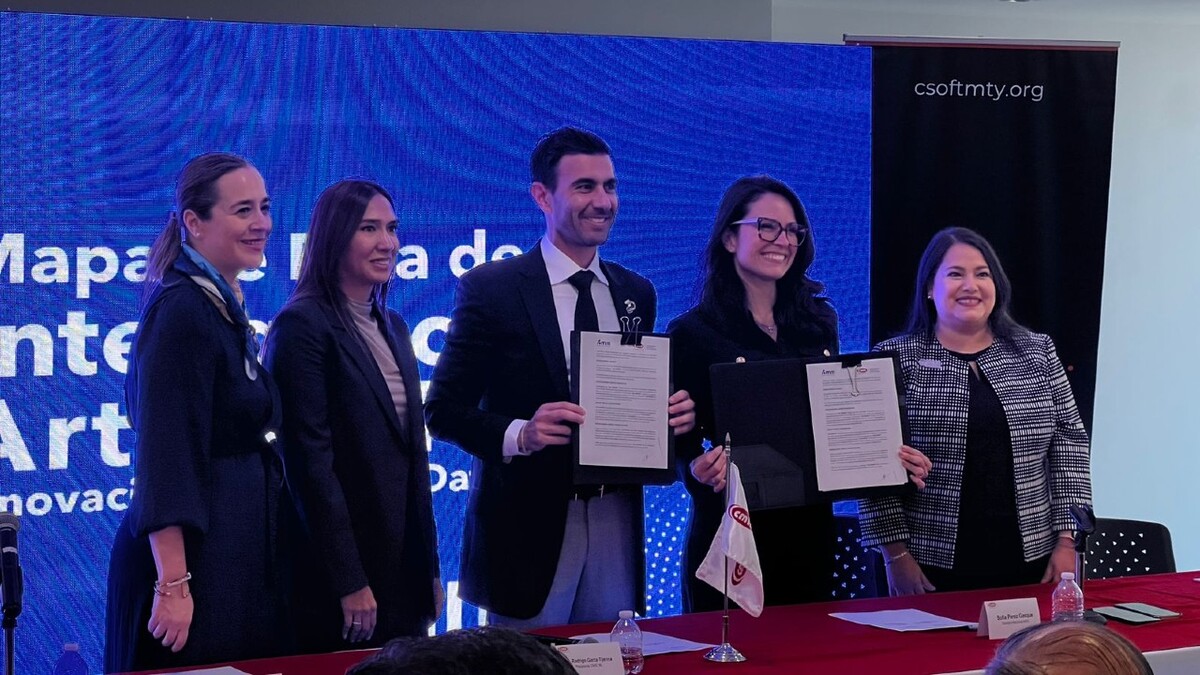 En el evento se firmó un convenio para otorgar becas de capacitación para mujeres. Foto: Edgar Plata