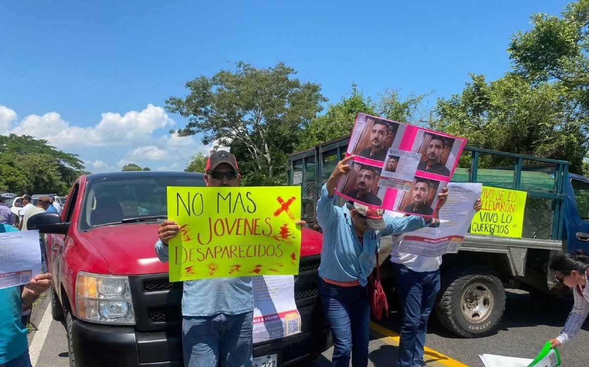 Familiares y amigos protestan en las Carreteras Federal 180 Costera del Golfo y la de peaje Cardel-Poca Rica. | Isabel Zamudio