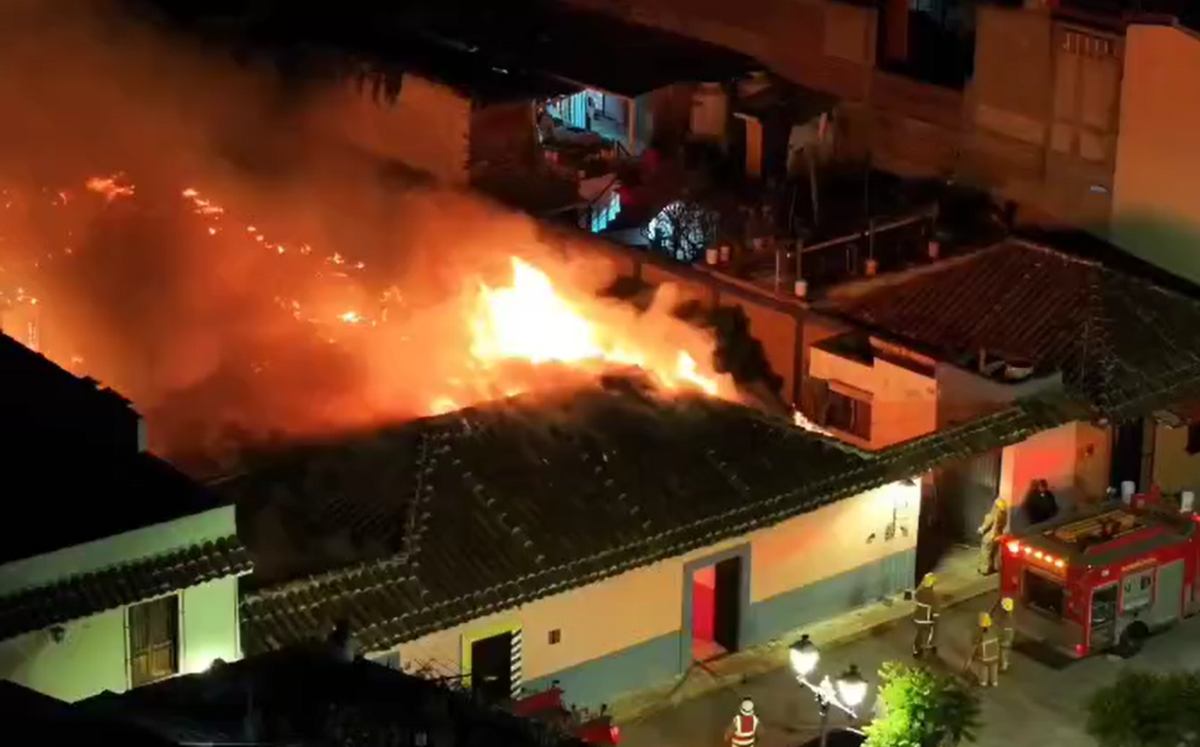 En menos de una hora las llamas se extendieron rápidamente por el interior del inmueble.