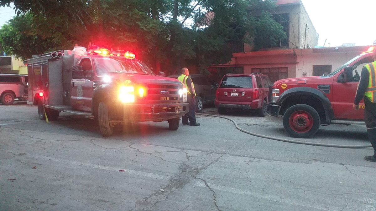El joven fue rescatado ileso tras quedar atrapado en el patio durante un incendio en su casa. | Especial