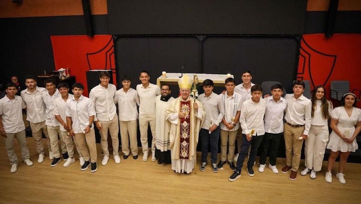 16 jóvenes de La Academia del Atlas recibieron la confirmación de manos del Cardenal Robles Ortega (Foto: Cortesía)
