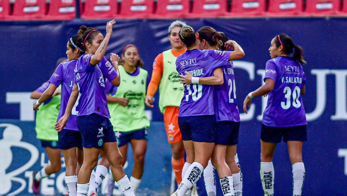 Jugadoras de Chivas Femenil reaccionan a polémicos discursos de 'Chicharito' Hernández (Imago7)