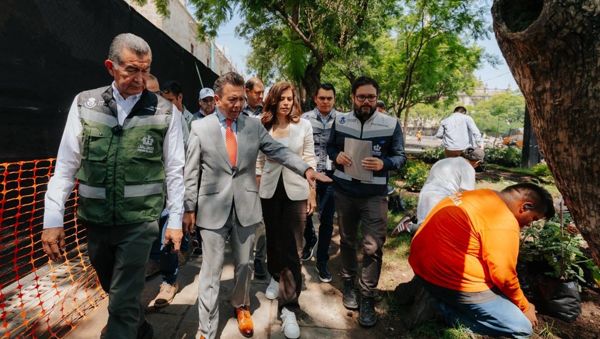 Los mandatarios supervisaron las obras en la Plaza de la Liberación de Guadalajara (Foto: Cortesía)