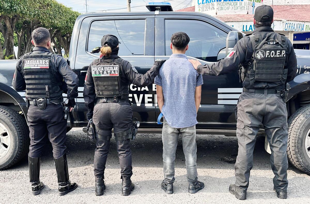 Oficiales junto al joven rescatado en Tlaquepaque. (Cortesía Secretaría de Seguridad de Jalisco)