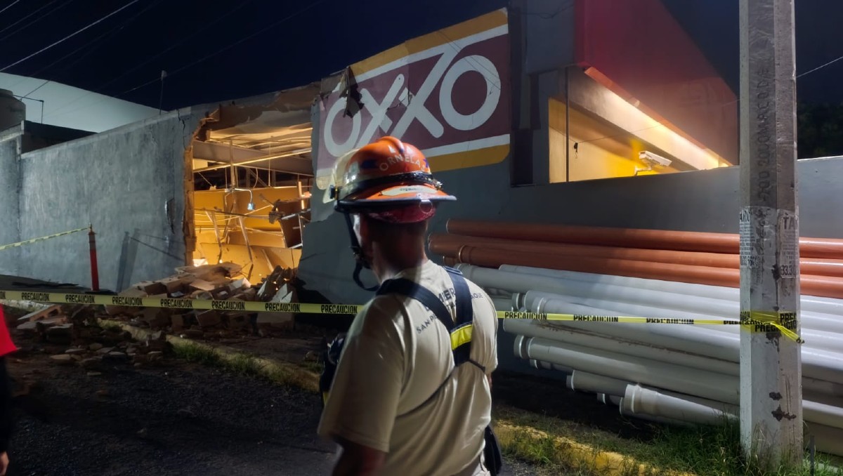 Tráiler daña muro de una tienda de conveniencia en Tlaquepaque (Vicente Torres Alfaro)