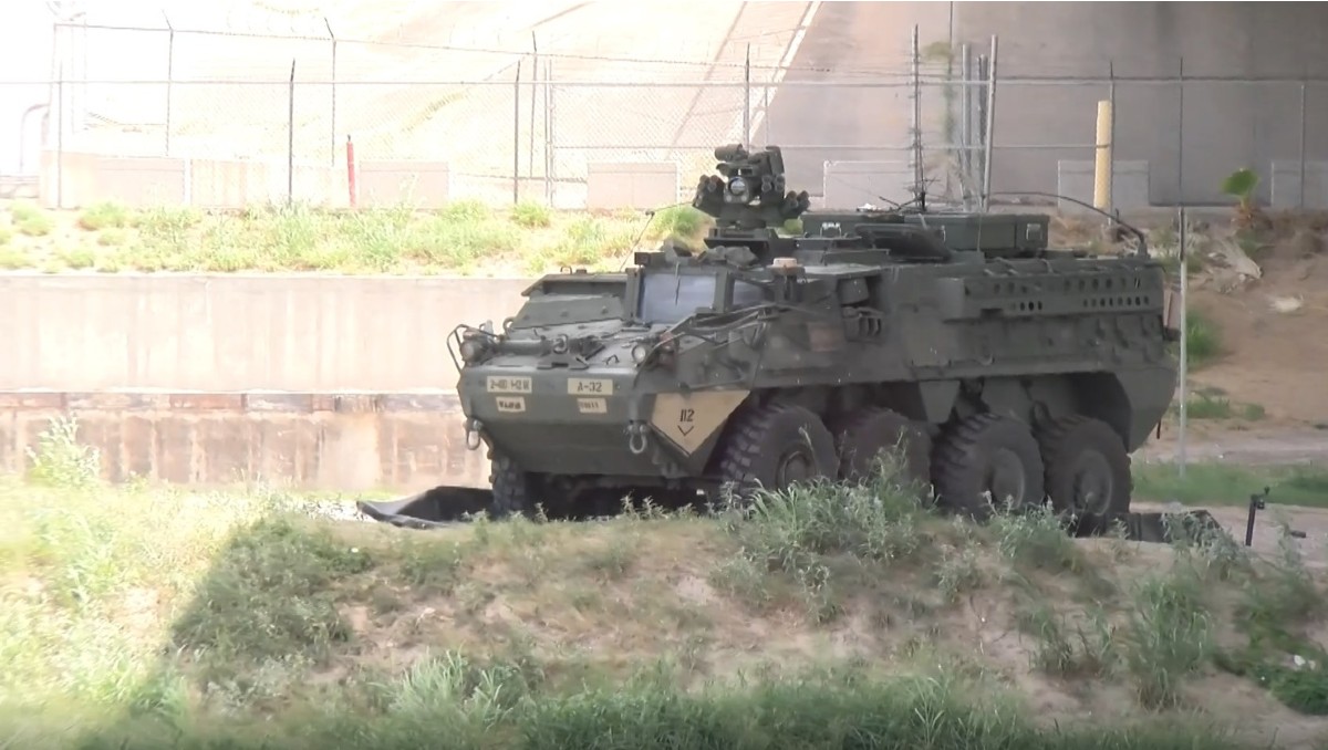 Vehículo militar tipo Stryker del Ejército de Estados Unidos bajo el Puente Internacional II “Juárez-Lincoln”
