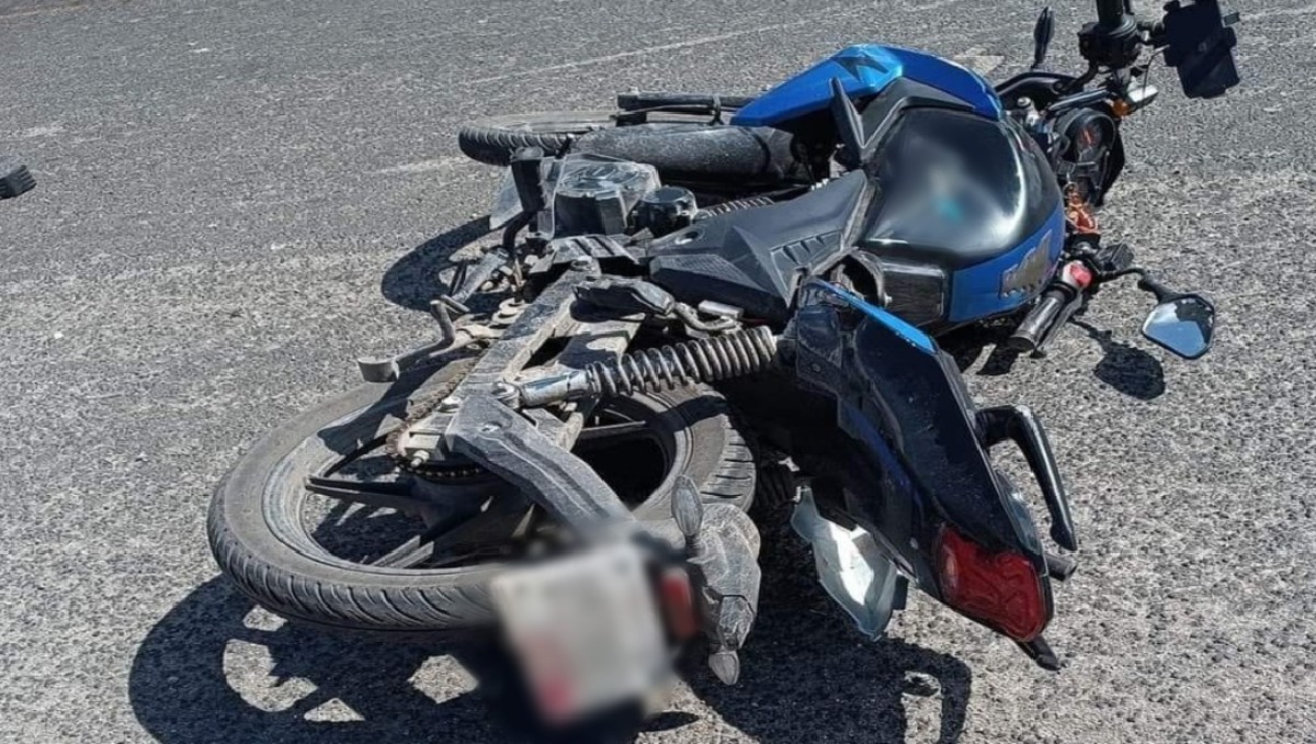 Un accidente en el bulevar Morelos en León dejó a un joven motociclista con amputación de pie.
