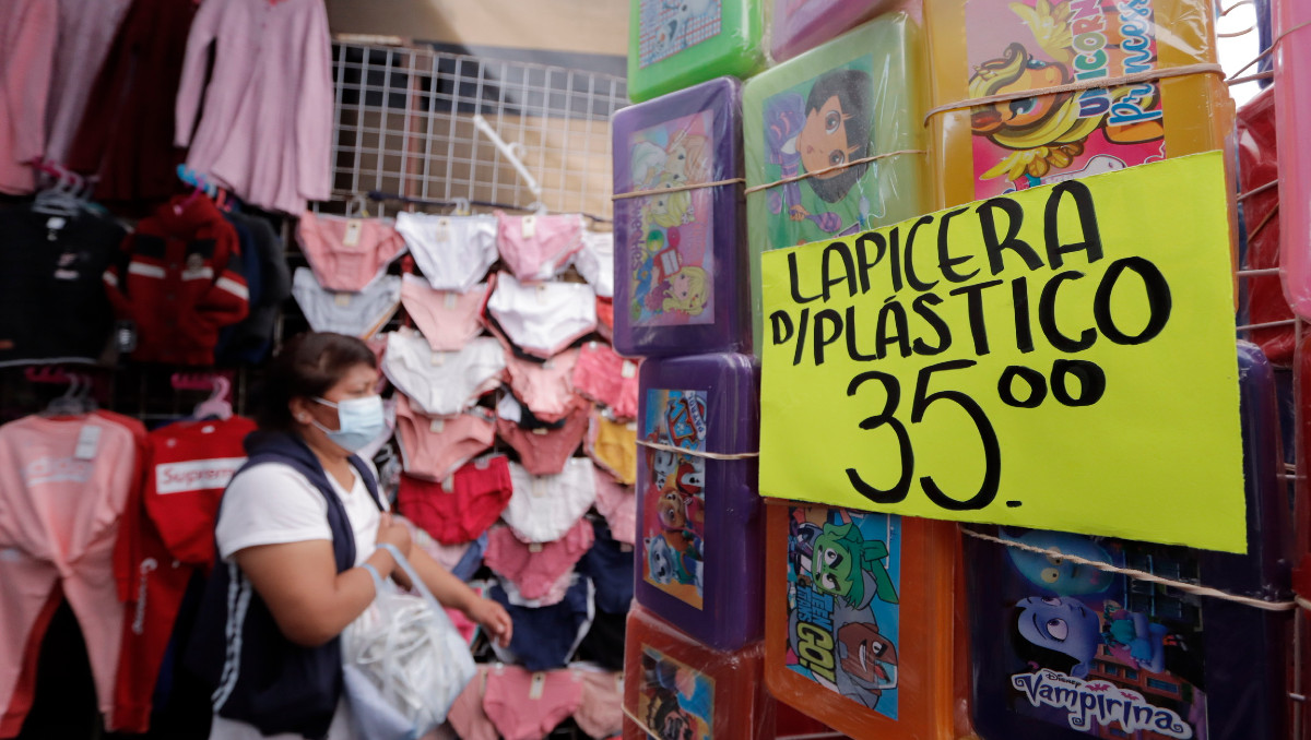 Ambulantes comercializan productos de papelería previo al inicio de ciclo escolar en Puebla | Especial