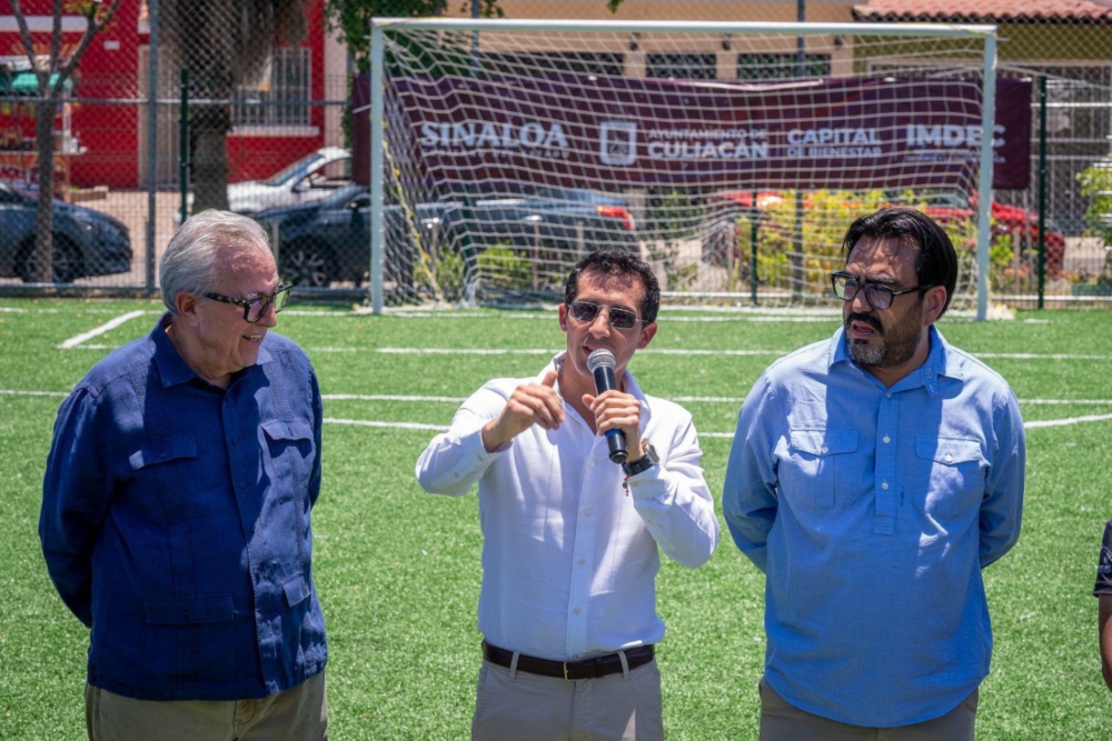 El gobernador Rubén Rocha Moya acompañado del alcalde Juan de Dios Gámez Mendívil y el director de CONADE Rommel Pacheco. Especial