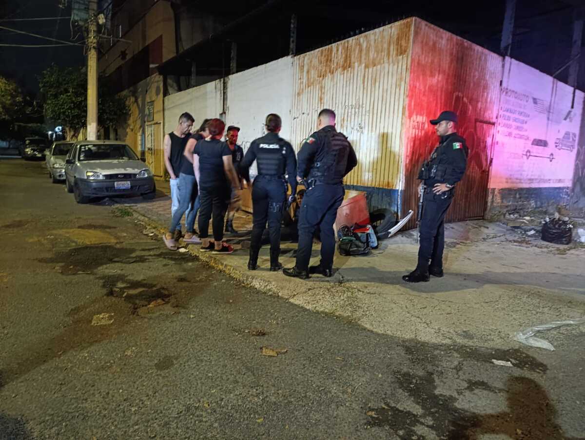 La mujer fue encontrada en la calle con sus hijos. (Vicente Torres)