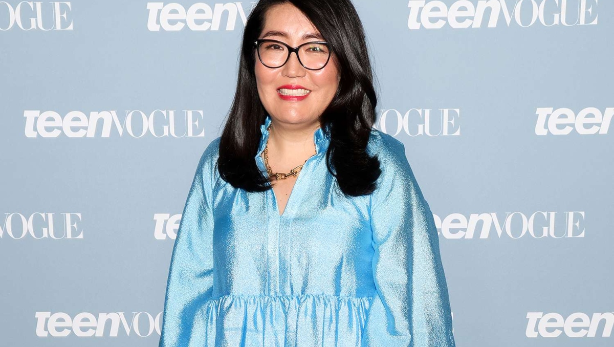 La talentosa autora detrás del éxito 'A todos los chicos de los que me enamoré' Jenny Han, revela los cambios de su vida al convertirse en showrunner