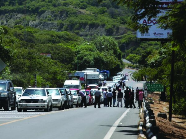 Transportistas mantienen bloqueos en carreteras de la región. Tania Contreras