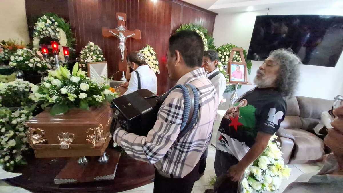 Académicos, dirigentes sociales, sobrevivientes de la Guerra Sucia, vecinos, compañeros de trabajo y amigos acompañaron al cortejo.